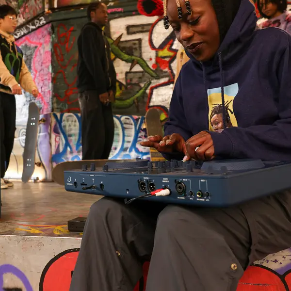 AlphaTheta OMNIS-DUO Indigo - All in One Portable DJ System - Image 3