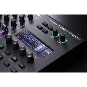 Roland MC-707 GROOVEBOX